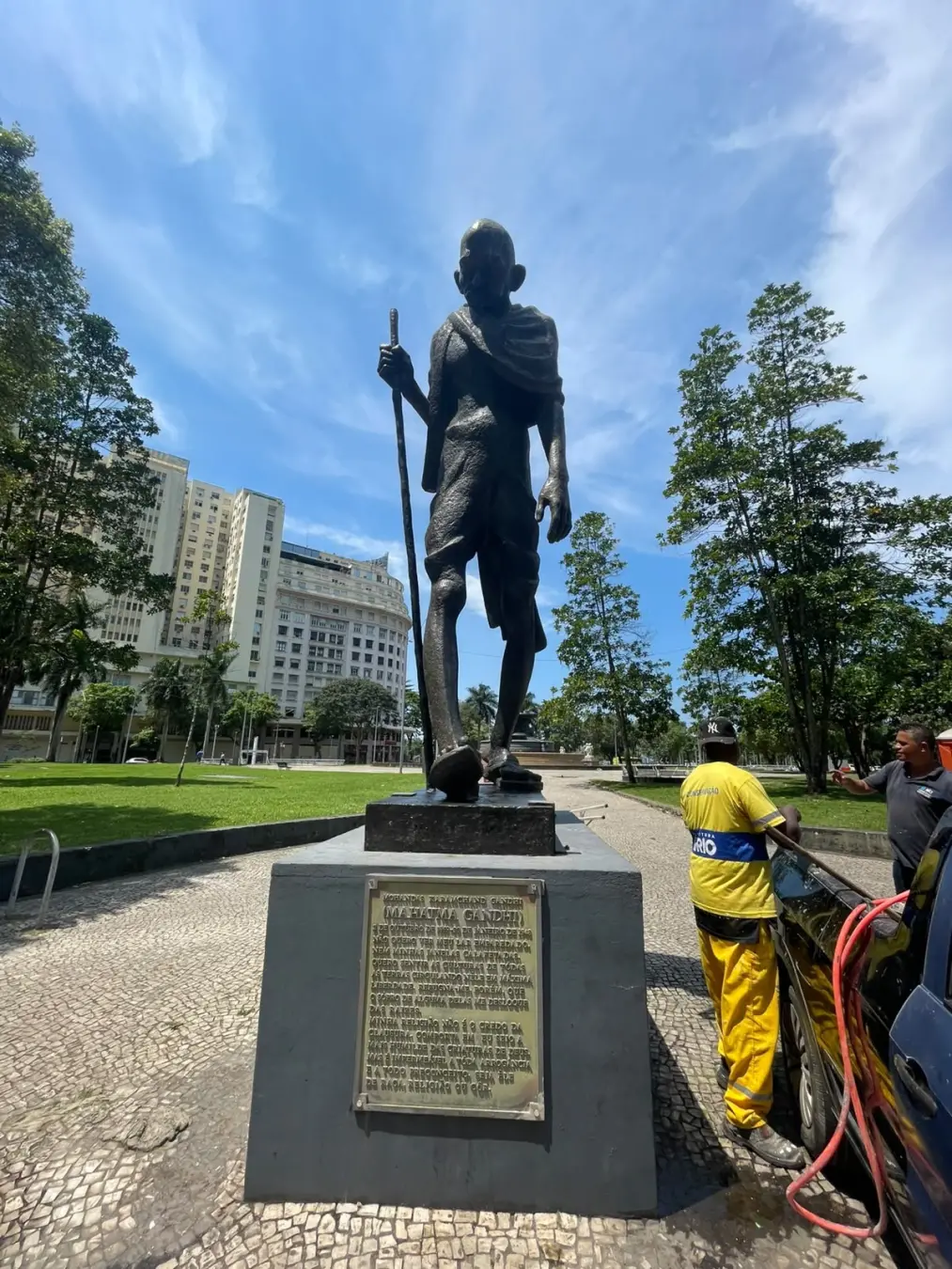Estátua de Gandhi no Centro do Rio recuperou o cajado, com uma peça nova feita de material alternativo para evitar furt…