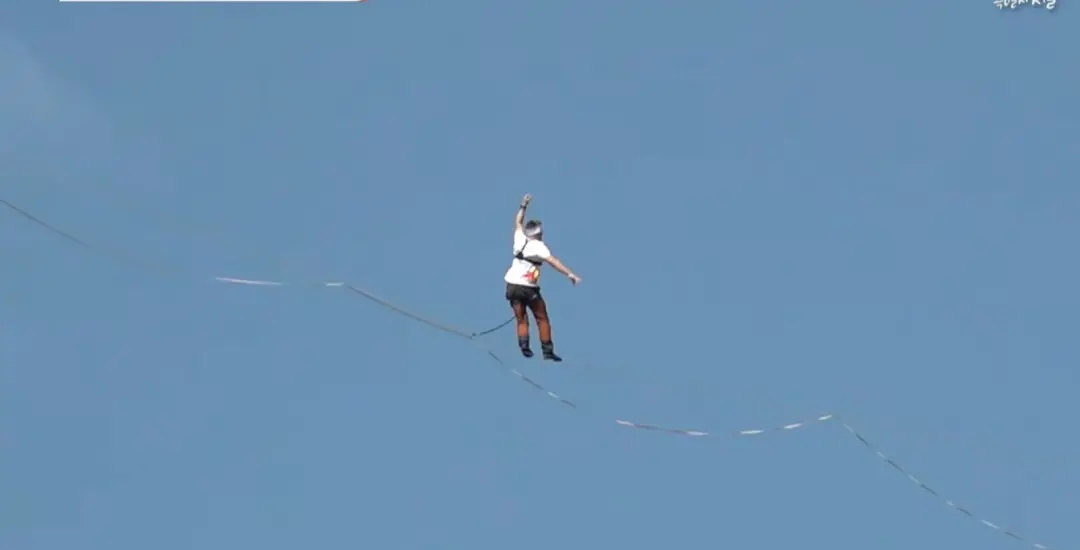 Jaan Roose atravessou 160 metros em Seul em cerca de 15 minutos usando slackline a 120 metros de altura. A ousadia do a…