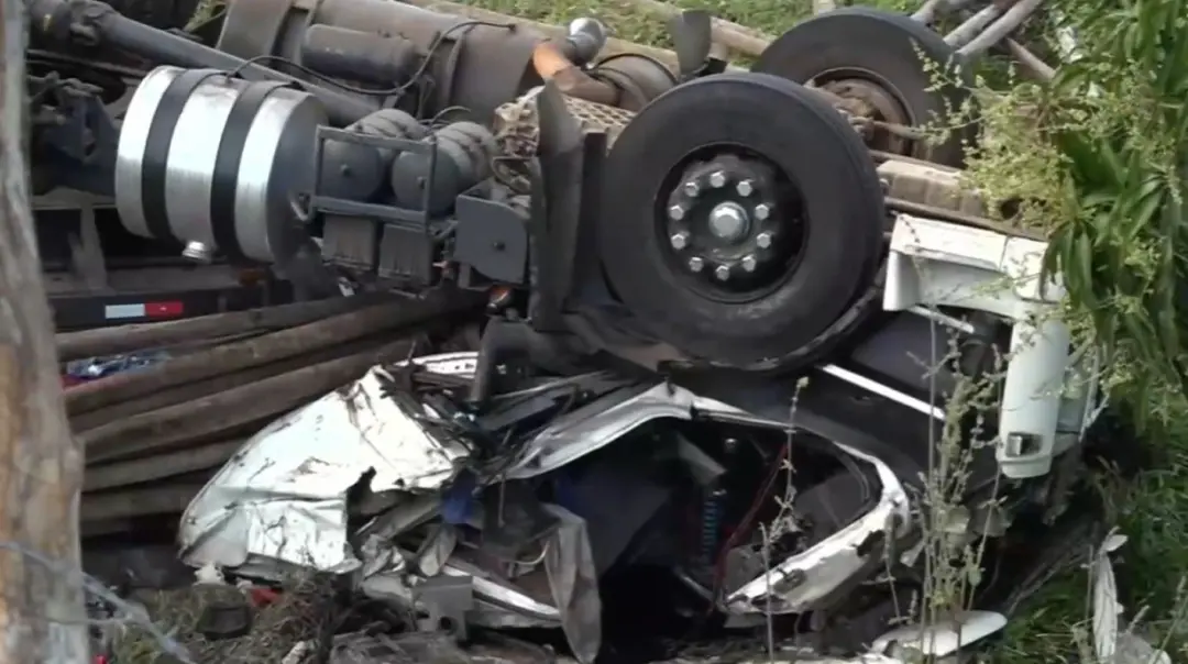 Carreta com madeira tombou no Benedito Bentes, em Maceió, e o motorista morreu no local. É sempre triste ver acidentes …