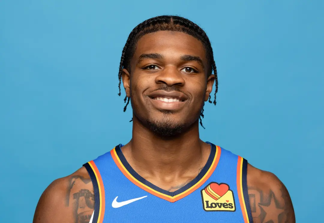 Bucks zoando rivais no Media Day, colocando slogans do Kentucky em jogadores como Tyler Herro. É legal ver essa rivalid…