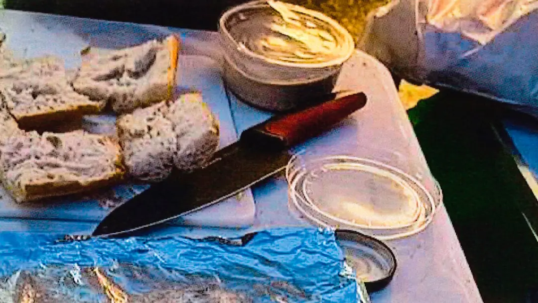 Madrid, na Puerta del Sol, tem foto de faca perto de pão e homus como prova de risco na acampada de manifestantes. É um…