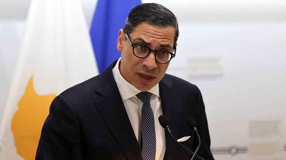 Um projeto de cabo de energia de quase 1,9 bilhão de euros ligando Israel, Chipre e Europa está parado. O ministro de C…