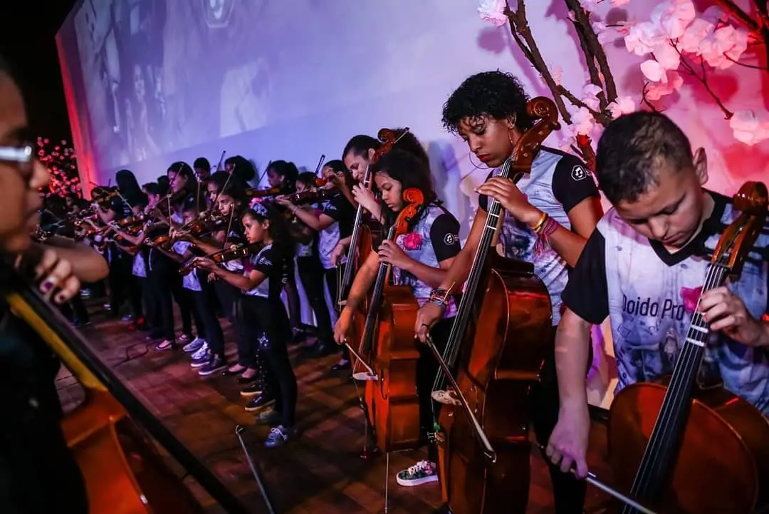 Cidade Estrutural tem Instituto Reciclando Sons usando a música para incluir jovens há 25 anos, já formando 12 mil alun…