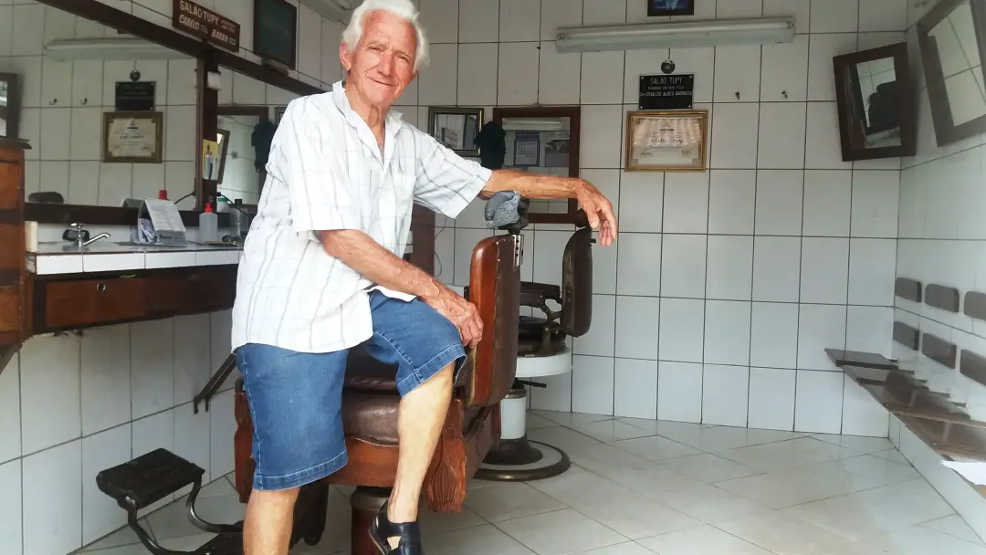 Barbeiro de 88 anos, Ismar Alves Barbosa, segue no salão em Uberaba, MG, um estabelecimento que começou em 1916 e teve …