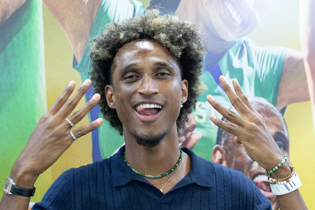 Alison dos Santos, o Piu, foi atração na abertura da COB Expo em São Paulo, mostrando desenvoltura fora do esporte. O f…