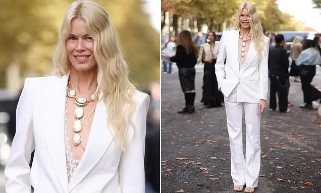 Claudia Schiffer arrasou com um terno branco no desfile da Chloe na Semana de Moda de Paris. Esse tipo de presença de d…