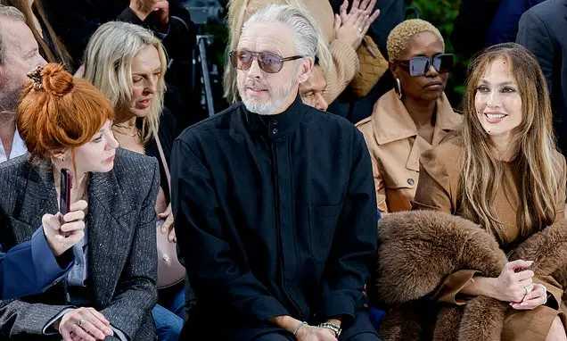 Jennifer Lopez e Diane Morgan juntas na passarela da Stella McCartney em Paris Fashion Week. Achei interessante ver gen…