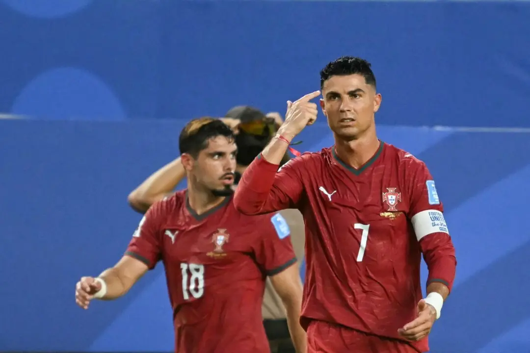 Rafael Leão vai usar a camisa 7 de Portugal no jogo contra Dinamarca, pois Cristiano Ronaldo saiu da concentração. É um…