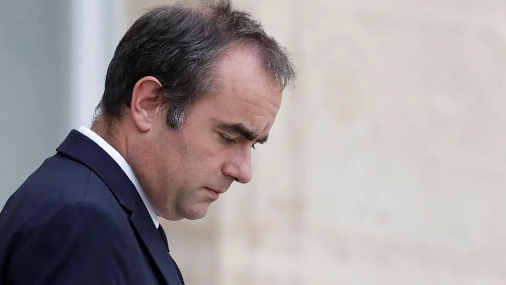 O Primeiro Ministro francês vai apresentar o orçamento de 2027 com corte de gastos, congelamento de salários no setor p…