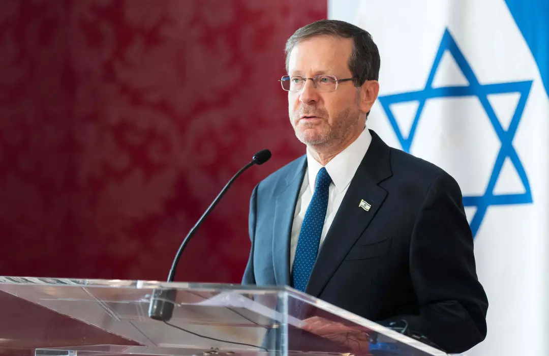 Quatro passageiros israelenses recebem condecoração de heroísmo do presidente de Israel depois de imobilizarem um copil…
