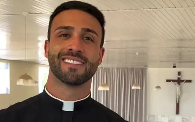 Padre João Paulo de Varginha viralizou por sua beleza depois de um vídeo da Paróquia Nossa Senhora Aparecida. A paróqui…