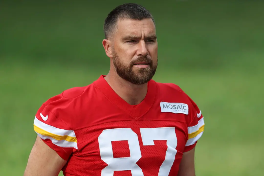 Dezesseis flags no jogo Chiefs contra Dolphins. Kelce comentou que tantas penalidades interrompem o ritmo e encerram jo…