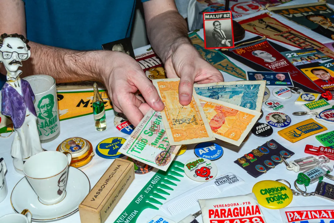 Rafael Gustavo Pomim Lopes, historiador paranaense, tem acervo com itens de eleições de 100 anos, incluindo urna de lon…