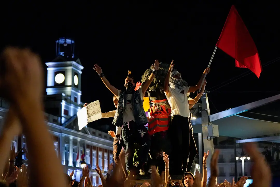 Acampamento na Puerta del Sol está sendo usado como estratégia política da esquerda para as eleições de 2027. A ideia é…