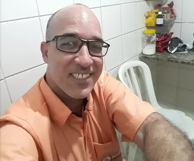 Flavio de Abreu Lira, gerente de farmácia de 53 anos, foi baleado no abdômen dentro do BRT em Jacarepaguá, a caminho do…
