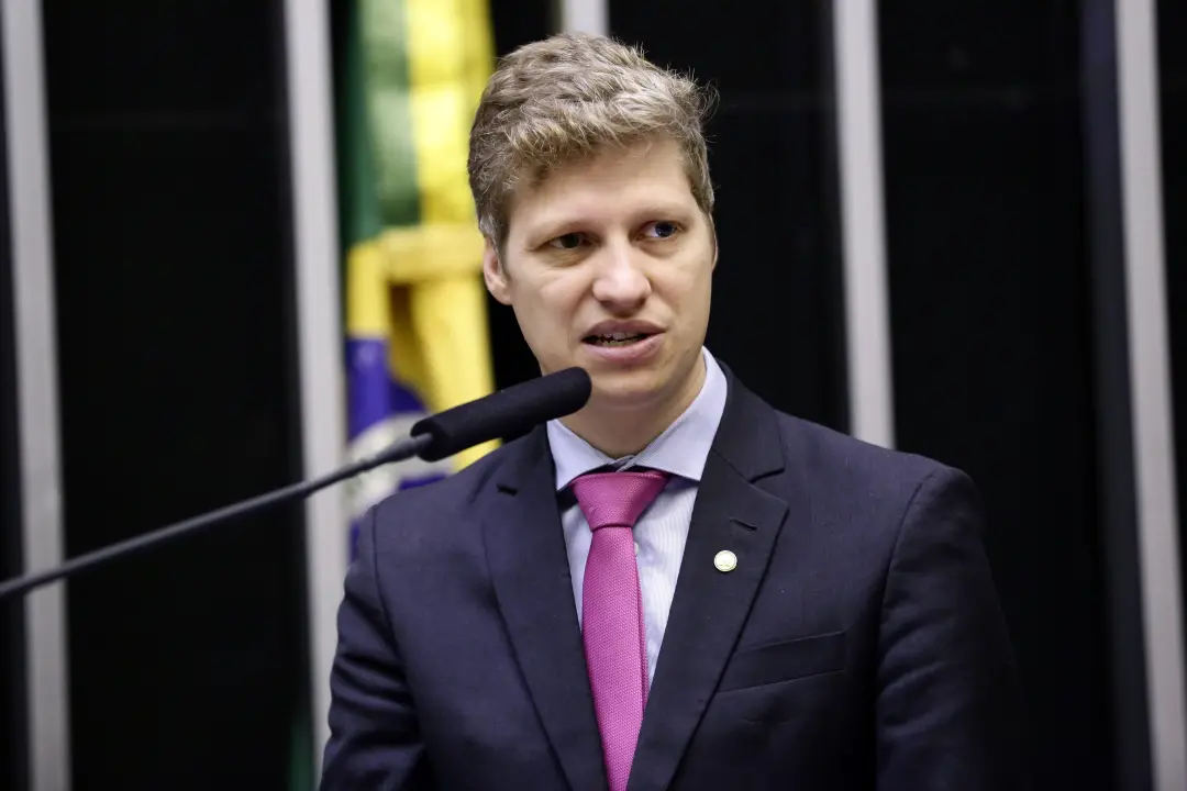 Marcel Van Hattem disputa o Senado pelo Rio Grande do Sul com o número 300 nas eleições de 2026. A gente pensa no papel…