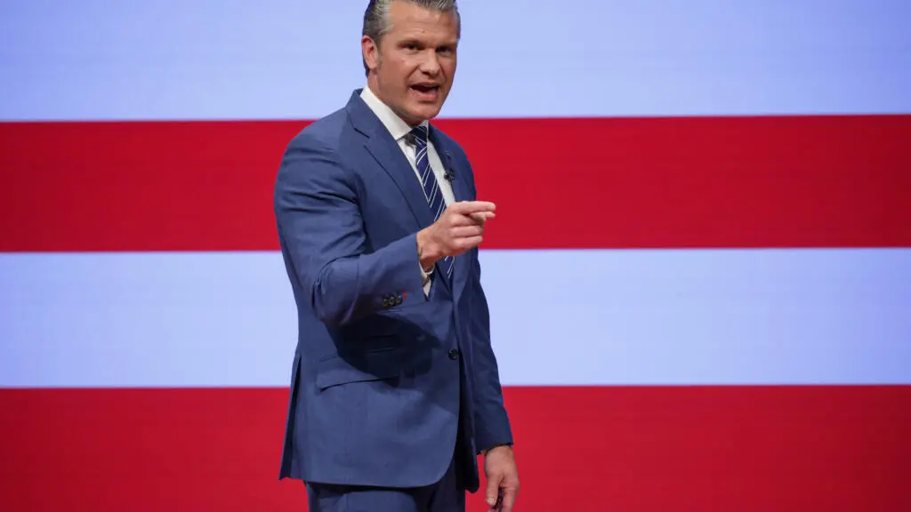 Vinte por cento de generais e almirantes dos EUA foram cortados por Pete Hegseth no Pentágono. A ideia dele é focar ape…