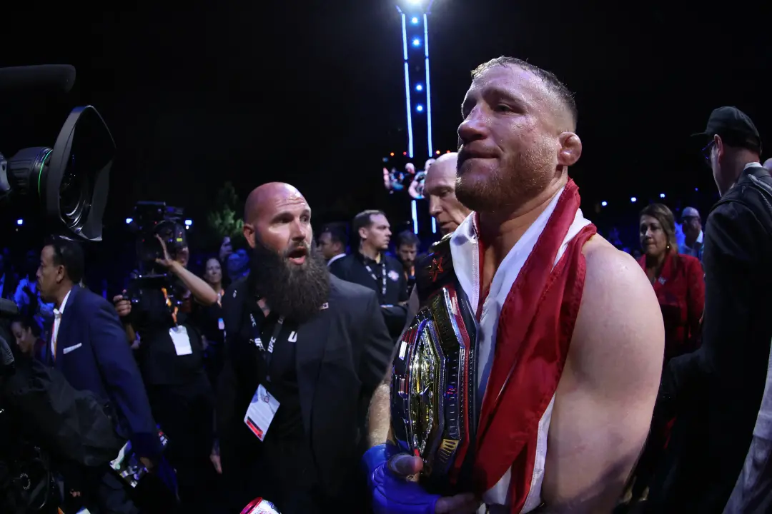 Gaethje, campeão do UFC em Fortaleza, tá com opções difíceis pra defesa do título. Cormier apontou que os caminhos cont…