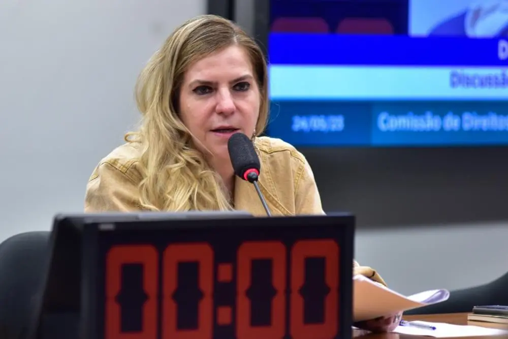 Luizianne Lins concorre a senadora pelo Ceará com o número 180 nas Eleições 2026. Duas votações para senador, um detalh…