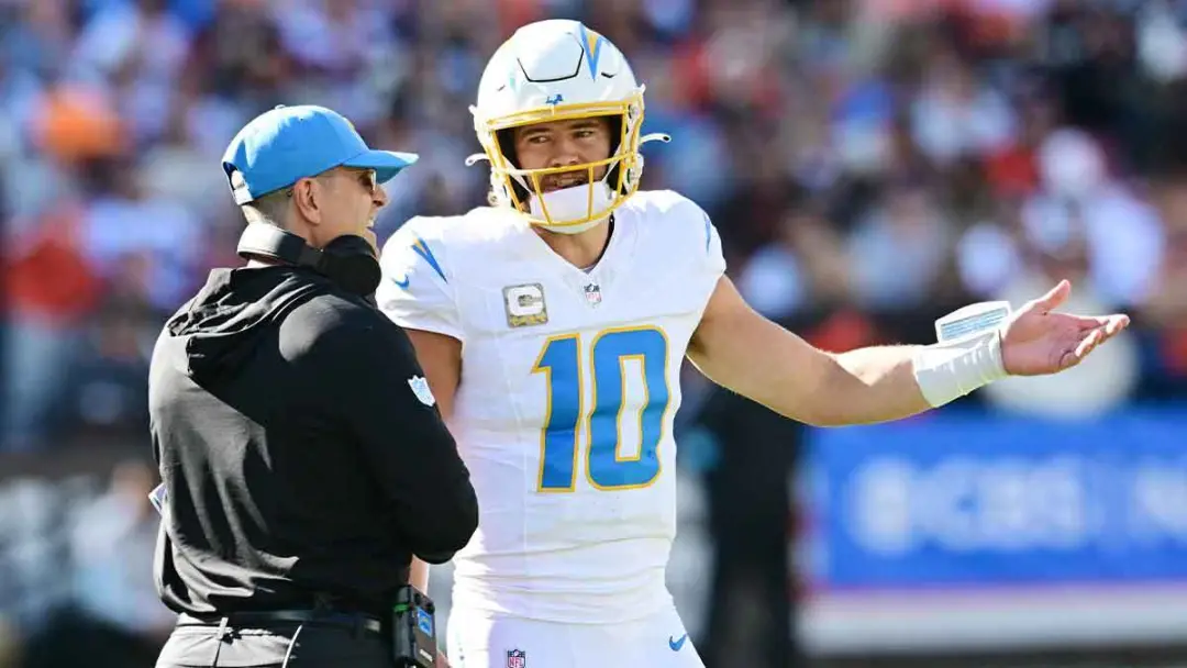 Jim Harbaugh defende Justin Herbert contra críticas da mídia, dizendo que ele faz jogadas raras que seriam impossíveis …
