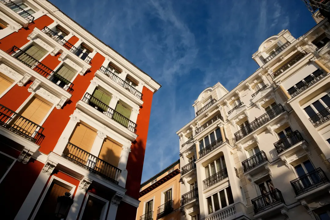 Decreto inclui incentivos fiscais para vender casas vazias a empresas públicas até 2028. A medida visa tirar mais de tr…