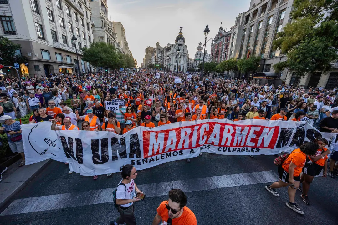 Chalecos laranjas guiam o Sindicato de Inquilinas na acampada na Puerta del Sol, auxiliando moradores sobre desde água …