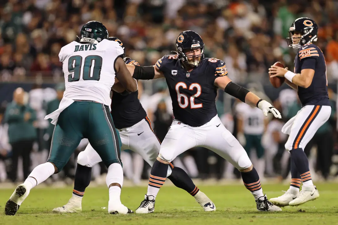 Chicago Bears mudou o plano de jogo contra Eagles, trocando o ataque pesado por passes rápidos, o que pegou a defesa ad…