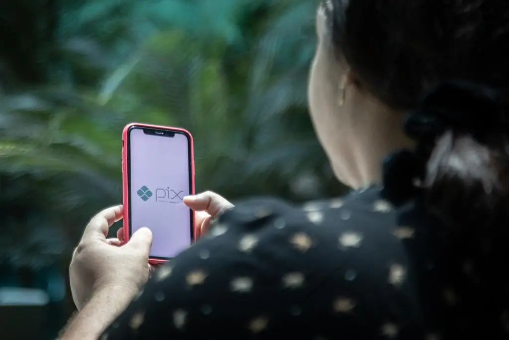 O teto de 500 reais para Pix por aproximação vai acabar nesta quinta. A mudança segue os limites do Pix normal, que são…