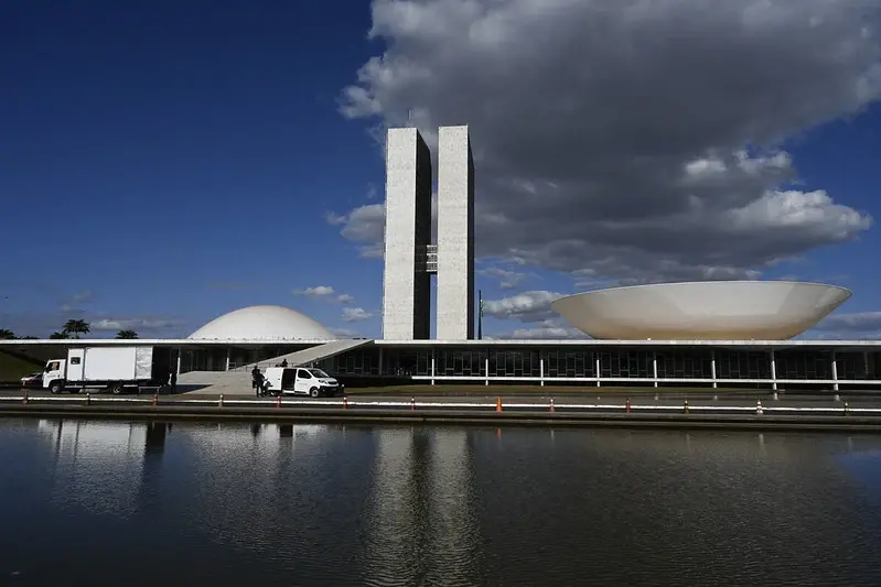 A possibilidade de impeachment de ministros do STF ganhou espaço na disputa pelo Senado, com candidatos de vários campo…