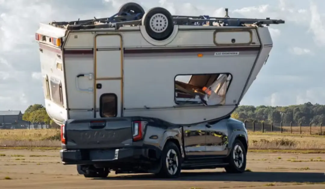 Novo modelo Hilux elétrica resistiu a um trailer de 760 kg caindo de 9,1 metros no Reino Unido. Essa prova mostra a rob…