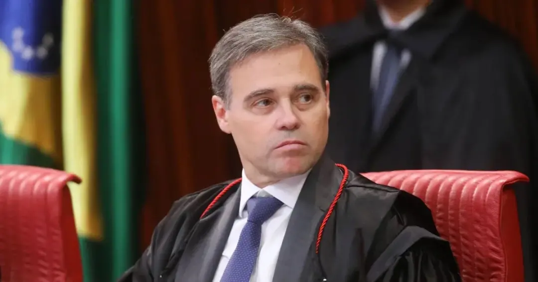 TSE manteve a retirada de posts que diziam que Flávio Bolsonaro queria tirar Nossa Senhora de Padroeira do Brasil. A di…