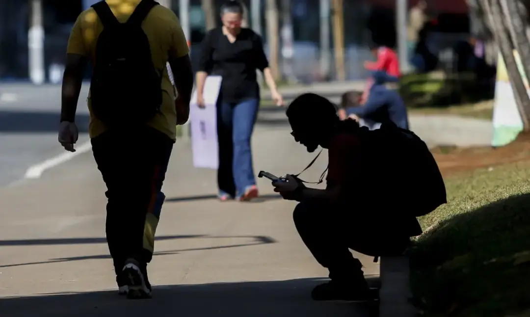 Taxa de jovens nem-nem no Brasil caiu para 22,4% em 2024, mas ainda supera a média da OCDE. Esse avanço, ligado a polít…