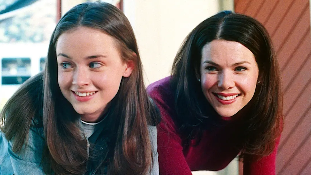 Gilmore Girls volta este Natal, a série com Lorelai Gilmore e Rory Gilmore é um clássico do outono. Curto a vibe aceler…