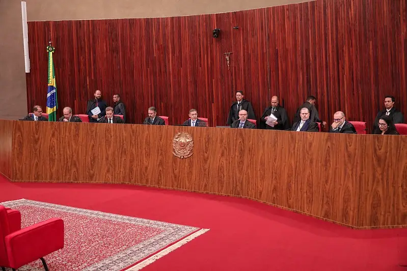 TSE derruba posts falsos sobre Flávio Bolsonaro e Nossa Senhora Aparecida. A divergência entre ministros toca na intenç…