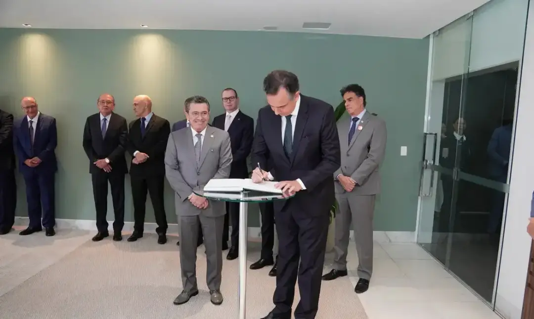 Rodrigo Pacheco assumiu o TCU em Brasília com remuneração que pode ultrapassar 100 mil reais. É um cargo vitalício e be…