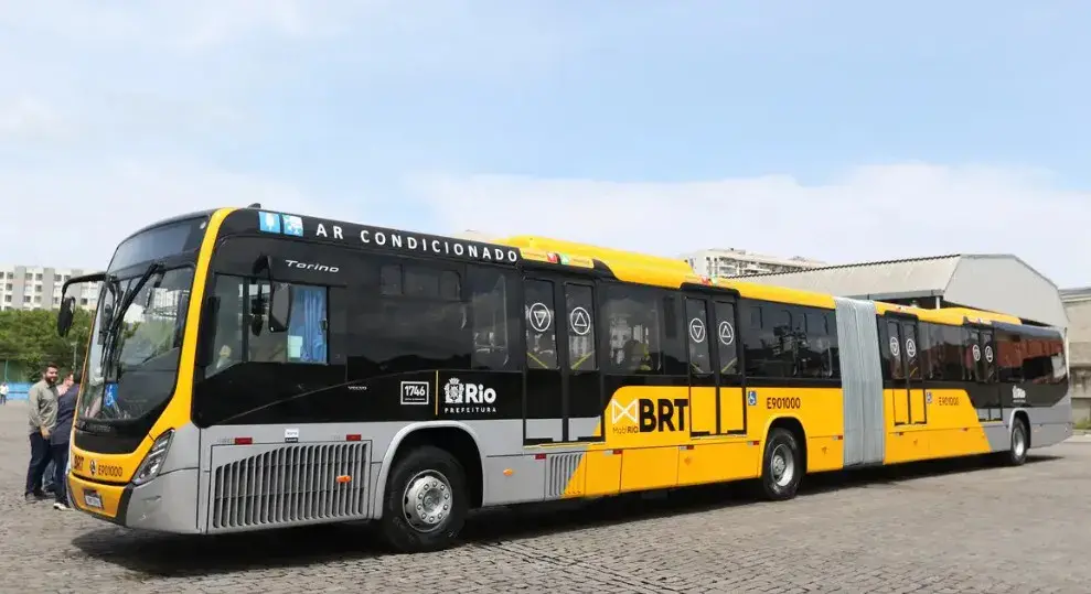 Flávio de Abreu Lira, 53 anos, morreu atingido por bala perdida dentro do BRT na Zona Sudoeste do Rio de Janeiro. É pre…