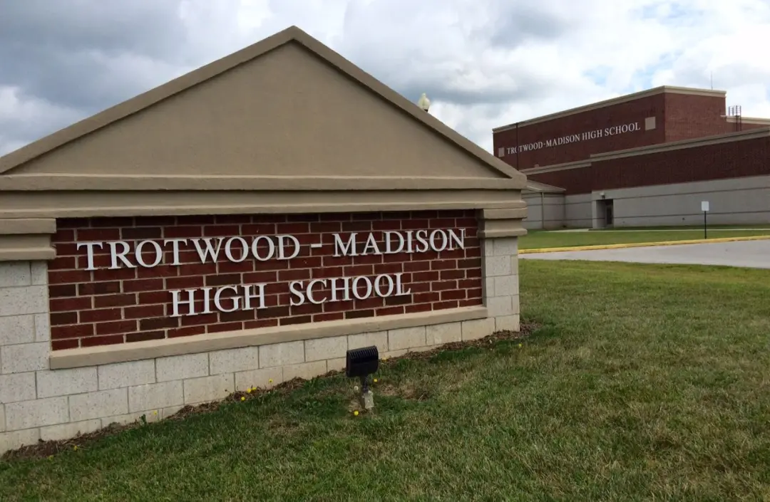 Trotwood Madison High School restringe a entrada no jogo de futebol de sexta, permitindo só alunos de Trotwood e Dunbar…