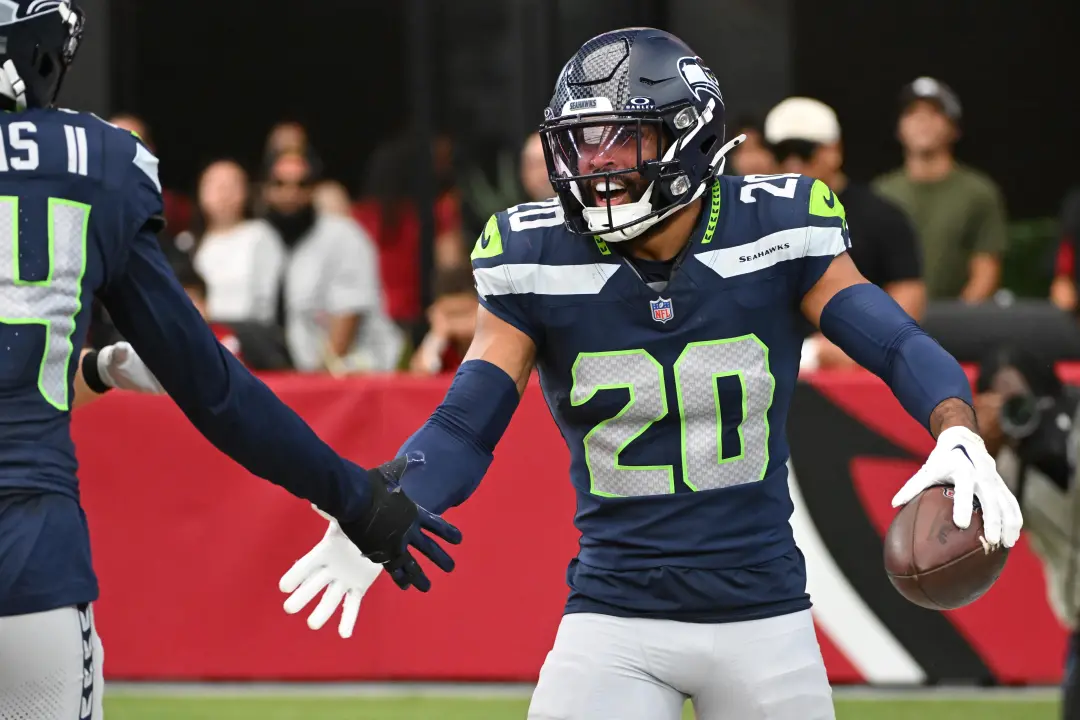 Julian Love, safety dos Seahawks, retornou aos treinos com participação limitada na semana 4. Isso é bom porque ele fal…