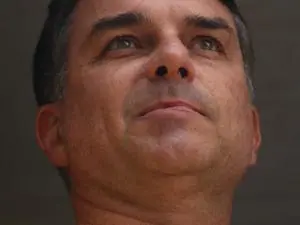 Flávio Bolsonaro pede suspeição de Dino nos casos sobre eleições, Lula e o próprio senador. É um movimento que coloca e…