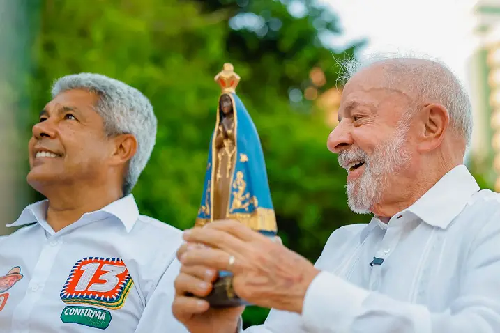 Lula beijou uma Nossa Senhora Aparecida recebida no Palácio da Alvorada e garantiu que jamais acabaria com a santa. Ess…