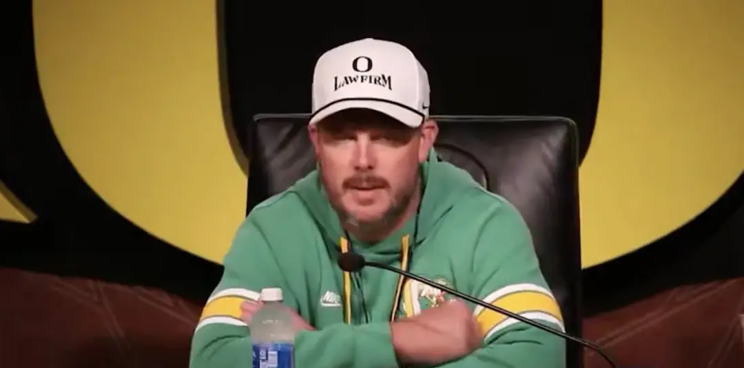 Dan Lanning encerrou a fala sobre a lesão de Dante Moore após o jogo contra USC, pedindo que a mídia local seguisse em …