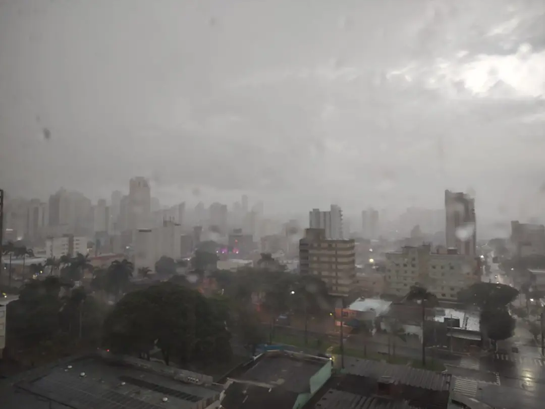 Goiás tem alerta amarelo do Inmet para tempestades com ventos intensos nos próximos dias. Com a baixa umidade e calor f…