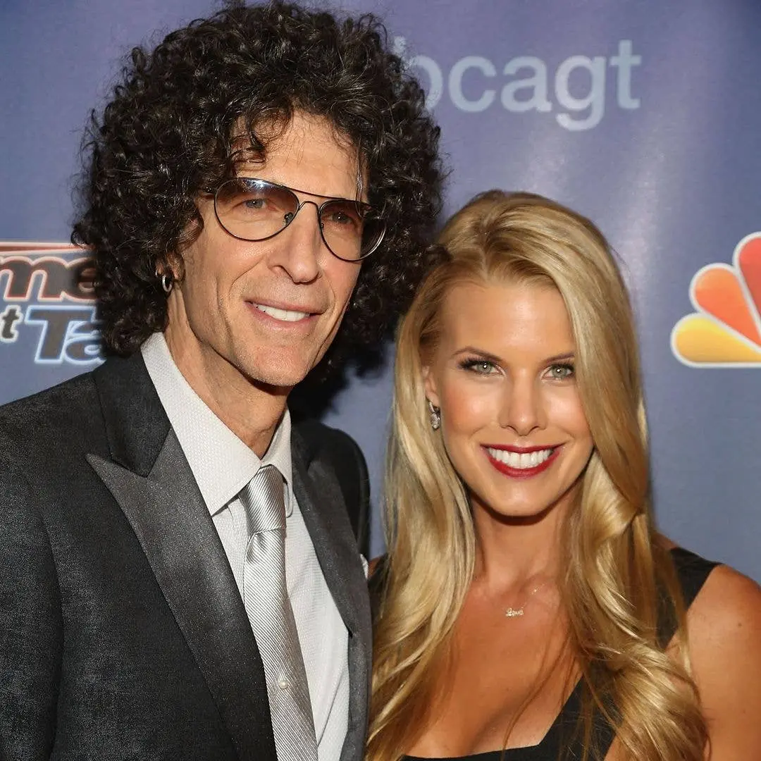 Howard Stern e Beth saíram em Brooklyn para o Jimmy Kimmel Live antes de comemorar 18 anos de casamento, após um proces…