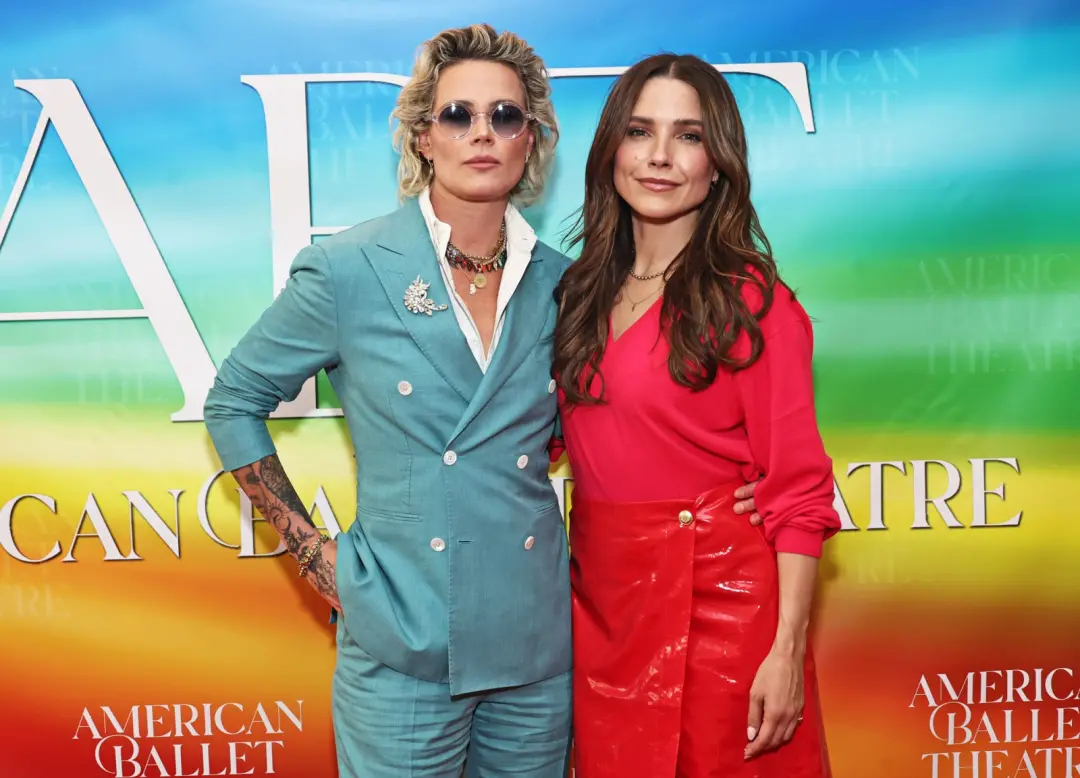 Sophia Bush falou sobre sua jornada de se assumir, definindo sua sexualidade como queer e dizendo que a comunidade LGBT…