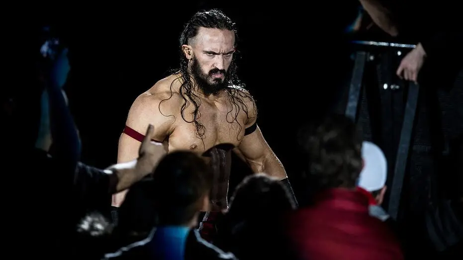 Dwayne The Rock fez homenagem ao Pac, o lutador da AEW, que faleceu aos 40 anos. A dor é grande quando alguém tão talen…