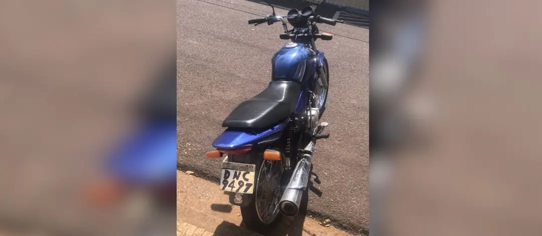 Birigui, SP, apreendeu moto de mulher com placa pintada à mão. O improviso gerou a apreensão, um descaso com a fiscaliz…