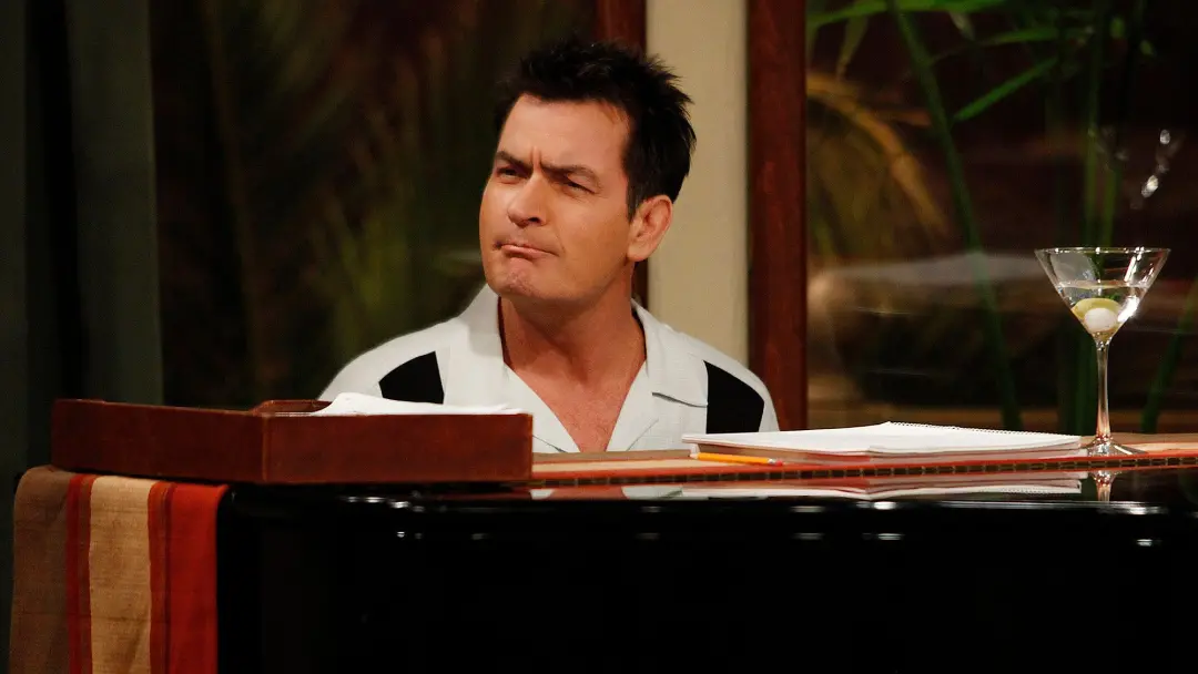 Charlie Sheen volta para a TV com reunião de Dois e Meio Homens. Ele foi um dos atores mais bem pagos da TV durante o a…