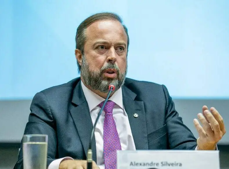 Mensagens de Daniel Vorcaro mostram proximidade com o ministro Alexandre Silveira sobre fusão da Enel e Light. Eu ponde…