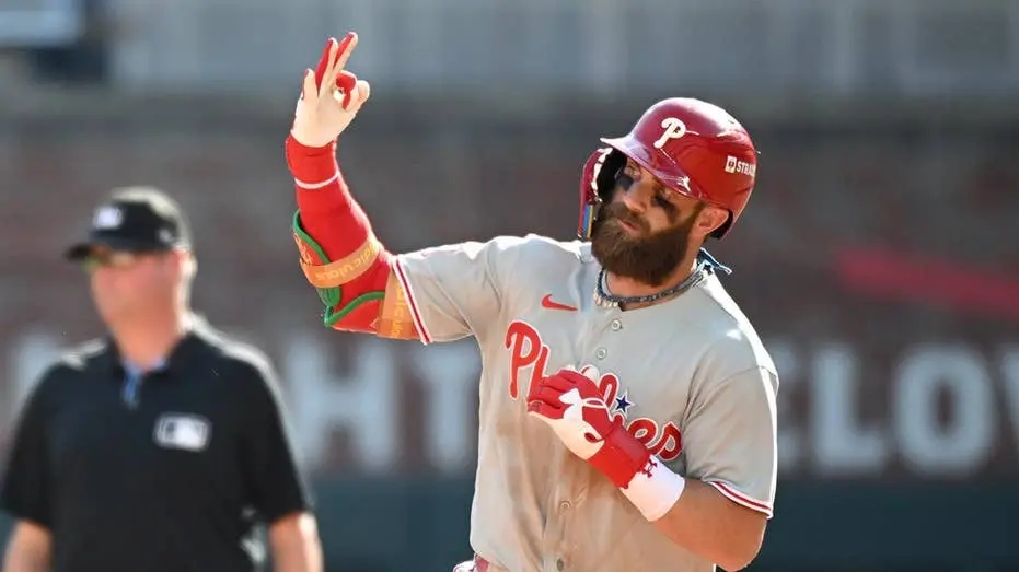 Alec Bohm acertou um home run no nono contra os Braves, levando os Phillies para a vitória por 4 a 3 e forçando o Game …