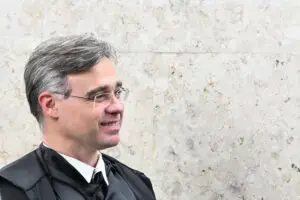 André Mendonça ajustou seu voto no TSE sobre fake news do Flávio Bolsonaro, abrindo exceção para o humorista Antonio Ta…